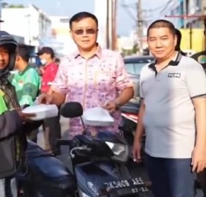 Ketua DPRD Medan Hasyim SE dan Wu Xing Bagikan 300 Nasi Kotak di Titipapan