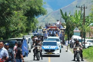 Polres Samosir dan Jajaran Polsek, Melakukan Pengawalan Pendaftaran Paslon Kada Vandiko dan Ariston ke KPU