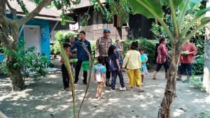 Jumat Berkah, Personil Polres Langkat Bagi Nasi Kotak
