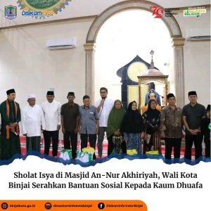 Sholat Isya di Masjid An-Nur Akhiriyah, Wali Kota Binjai Serahkan Bantuan Sosial Kepada Kaum Dhuafa