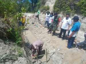 Bhabinkamtibmas Desa Harian Onanrunggu, Lakukan Peletakan Batu Pertama Pembangunan Saluran Air