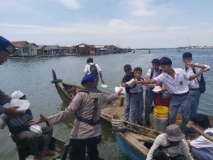 Giat Jumat Barokah, Sat Pol AIRUD RES LANGKAT bagikan nasi kotak kepada masyarakat pesisir