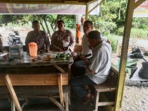 Personel Sat Binmas Polres Langkat Sambangi Warga