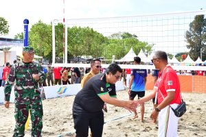 Bupati Samosir Lakukan Servis Perdana Pertandingan Voli PantaiPON XXI ACEH-SUMUT