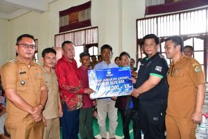 Bupati Samosir Serahkan 5 Juta Per/KK Sebagai Pemulihan Ekonomi di Kenegerian Sihotang