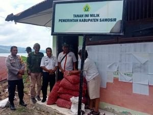 Polres Samosir Pantau Penyaluran Bibit Bawang Merah dari Dana Desa Tanjung Bunga