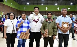 Sambut Baik Kehadiran Program Bunga Desa, Masyarakat Ulosi Bupati Samosir