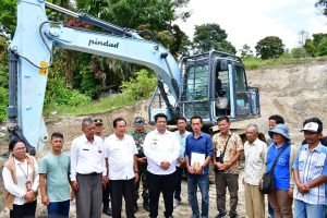 Bupati Samosir Kembali Bawa Pelayanan Gratis Untuk 4 Desa Kecamatan Palipi, Serahkan 1 Unit Excavator