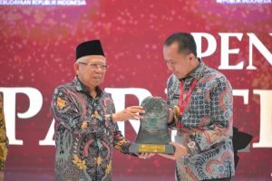 Pj Gubsu A Fatoni, Rektor USU dan Bupati Simalungun terima Penghargaan Paritrana Awards dari Wapres Ma’ruf Amin