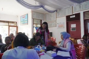 Srikandi PLN Bagi Tips Jualan Lewat PLN Mobile Kepada Pengrajin Ulos