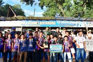 Bupati CUP II Sukses, Serahkan Piala Bergilir