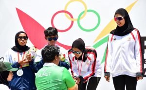 Bupati Samosir Serahkan Medali Juara Voli Pasir Putri PON ACEH-SUMUT XXI