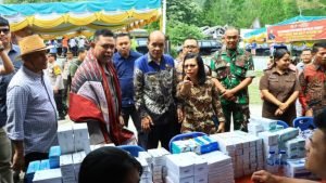 Kapolda Sumut Irjen PolWhisnu Hermawan Februanto Bagikan 1.500 Paket Sembako dan 100 Unit Kacamata Baca di Samosir