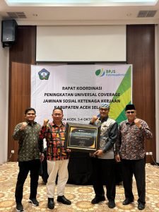 Pertama di Aceh Realisasikan Jaminan Perlindungan Pekerja Lewat DBH Sawit, Pemkab Aceh Selatan Terima Penghargaan BPJS Ketenagakerjaan