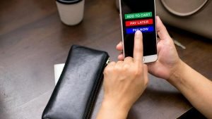 FOMO dan YOLO jadi Alasan Anak Muda RI Suka Utang di Paylater