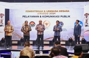 Polri Raih Penghargaan Lembaga Pelayanan dan Komunikasi Terbaik