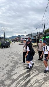 Antisipasi Kemacetan&nbsp;&nbsp;&nbsp;&nbsp; Polwan Polres Toba&nbsp;&nbsp; Gatur Pagi Hari
