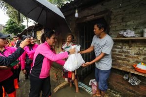Bhayangkari Sumut Bantu Masyarakat Terdampak Banjir di Tebing Tinggi