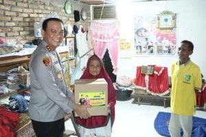 Kapolres Pelabuhan Belawan Bagikan 200 Paket Sembako Kepada Warga Terdampak Banjir Rob