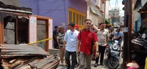 Ridha Kunjungi Korban Kebakaran di Jalan Selat: Naila Mengadu, “Om, Bantu Aku, Baju Sekolahku Enggak Ada”