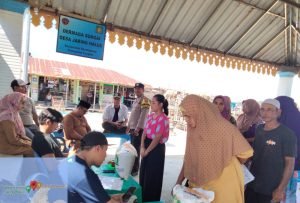 Bhabinkamtibmas Laksanakan Pengamanan Penyaluran Bantuan Cadangan Pangan Beras