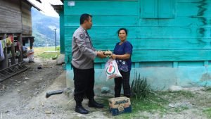Sambut Hari Jadi Humas Polri ke-73, Polres Samosir Berbagi Kasih ke Warga