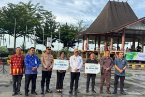 Pemprovsu Cairkan Iuran Jamsostek Bagi 5832 tenaga rentan, Pjs Walikota Gunung Sitoli Dr. Drs. Ismael Parenus Sinaga MSi Serahkan Kartu Simbolis