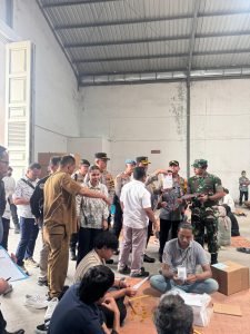 Ketua KPU Medan Mutia Atiqah&nbsp; Meninjau Penyortiran&nbsp;&nbsp; Surat Suara Pilkada&nbsp; Bersama&nbsp; Aparat&nbsp; Keamanan di&nbsp; Gudang&nbsp; KPU Medan
