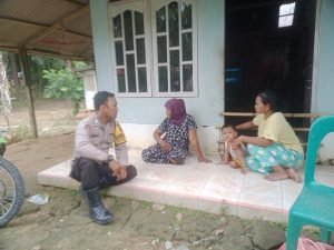 Wujudkan Pilkada 2024 Yang Damai, Bhabinkamtibmas Sambang Warga Binaannya, Berikan Himbauan Kamtibmas