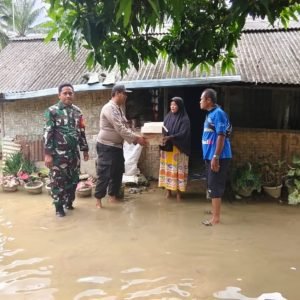 Bhabinkamtibmas Polsek Hinai Bersama Perangkat Desa Tamaran dan Babinsa Koramil Salurkan Bantuan kepada Warga Terdampak Banjir
