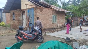 Bhabinkamtibmas Polsek Stabat dan Babinsa Tinjau Rumah Warga yang Rusak Akibat Angin Kencang dan Hujan Deras