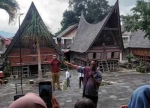 OJK Sumut Bersama Bank Mandiri Kunjungan ke Desa Wisata Huta Siallagan 