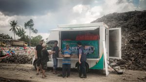 BSI Maslahat Salurkan Paket Warteg Mobile di TPA Cipeucang dan Masjid Al Mujahidin