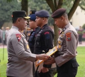 Kapolda Sumut Beri penghargaan Kepada Personil Polres Deli Serdang Atas Aksi Heroiknya Saat Evakuasi Korban Banjir