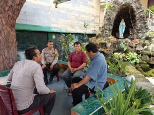 Polsek Palipi dan Tokoh Agama Katolik Bersinergi Jaga Keamanan Rapat Pleno KPU Samosir