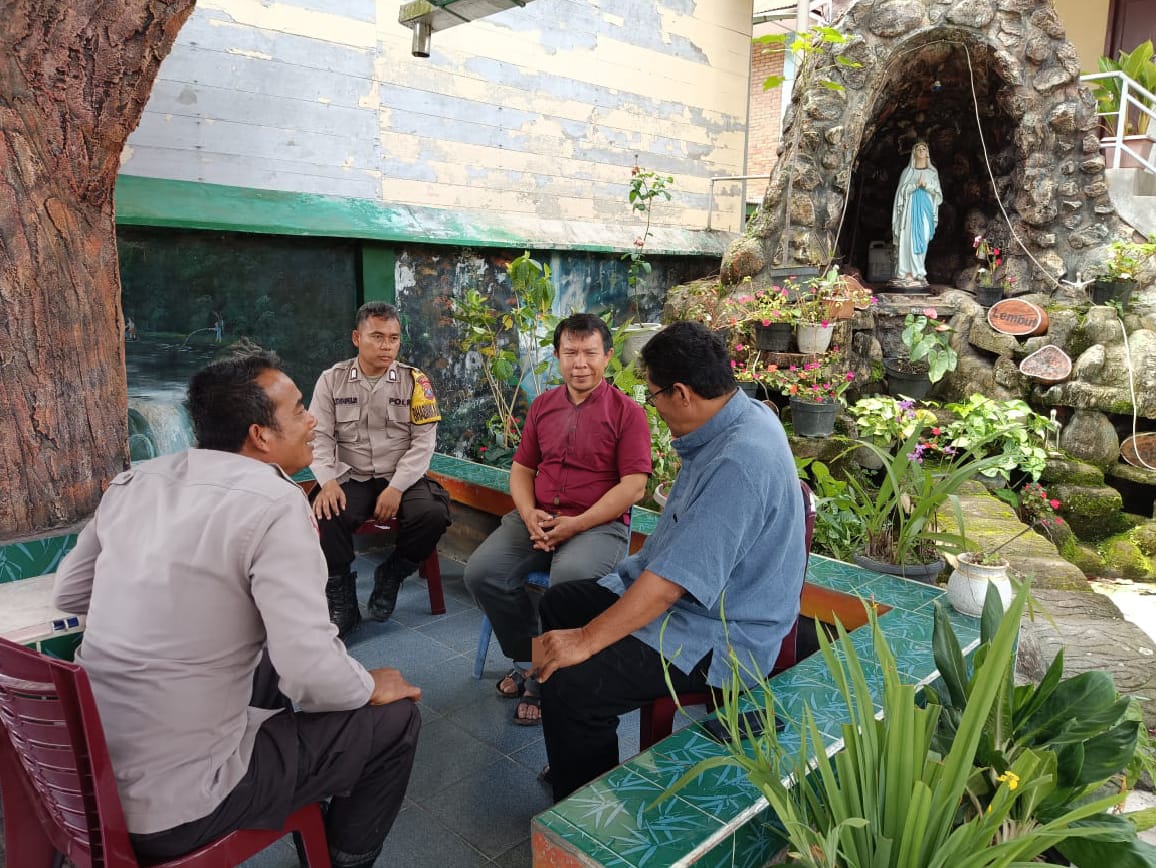Polsek Palipi dan Tokoh Agama Katolik Bersinergi Jaga Keamanan Rapat Pleno KPU Samosir