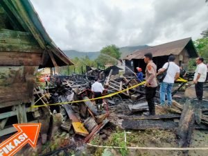 Polres Samosir Cek TKP Kebakaran Rumah Adat, Diduga Korsleting Listrik
