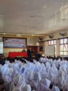Personil Brimob Polda Sumut Brigadir Ricky Sihotang Jadi Narasumber di SMK Al Washliyah 2 Perdagangan