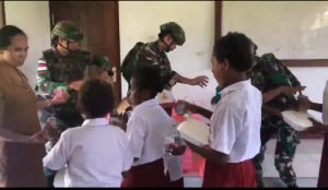 Satgas Yonif 642/Kapuas Melalui Pos Naikere Beri Makan Gratis Kepada Murid SD
