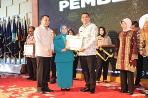 Komit Dukung Program PKK, Naslindo Terima Penghargaan Kemitraan dari Ketua TP PKK Sumut