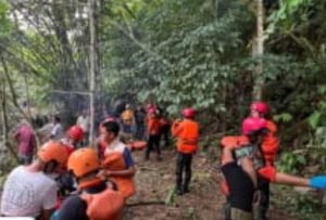 Sinergi Polri bersama Masyarakat: Evakuasi Korban Longsor Desa Martelu