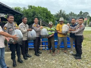 Polsek Padang Tualang Dukung Ketahanan Pangan, Berikan Kolam Ikan dan Bibit Ikan Lele ke Warga