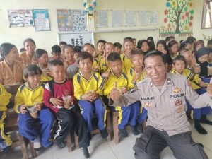 Dukung Program Pemerintah, Kapolsek Hinai Berikan Bubur Kacang Hijau Gratis kepada Pelajar SD Negeri 057213 Cempa