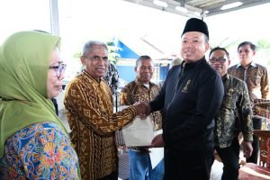 Menteri ATR/BPN Serahkan Sertipikat Elektronik Secara Door-to-Door di Balikpapan