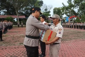 Kapolres Langkat Serahkan Bingkisan Natal ke ASN dan Personel Beragama Kristen.