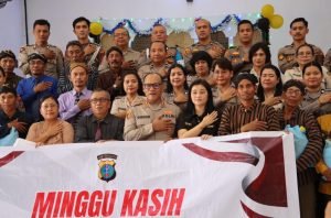 Kapolrestabes Medan Kombes Pol Gidion Arif Setyawan Gelar Minggu Kasih Serta Beri Bantuan Sembako dan Layanan Kesehatan Gratis ke Jemaat Gereja