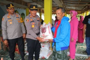 Polres Madina dan Bhayangkari Peduli Korban Kebakaran di Desa Tambangan Tonga