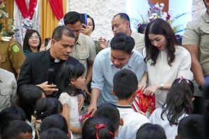 Wapres Gibran Beri Hadiah Natal pada Anak-anak di Gereja HKBP Resort Medan IV