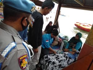 Polres Samosir Bantu Wisatawan yang Sakit di Pantai Pasir Putih Parbaba