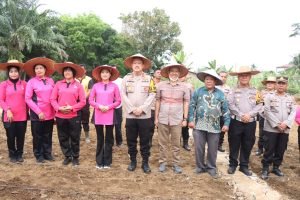 Kapolres Binjai Manfaatkan Pekarangan Kosong Tabur Bibit Unggul Jagung